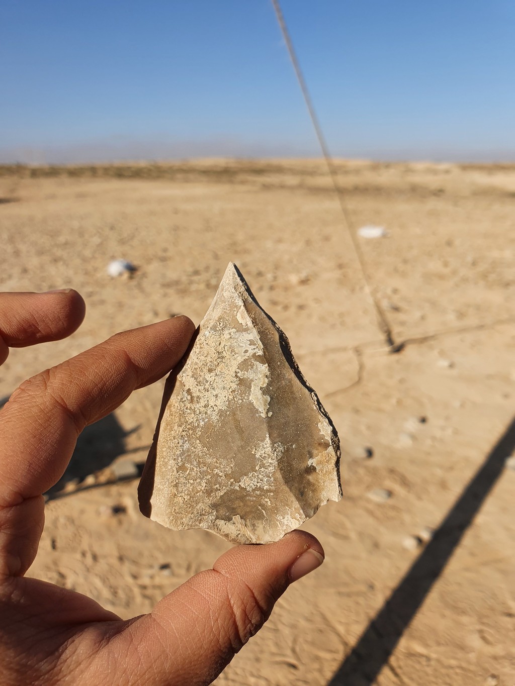 אחד מכלי הצור שנחשפו באתר (צילום: אמיל אלג'ם, רשות העתיקות) אחד מכלי הצור שנחשפו באתר