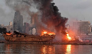 לבנון ביירות פיצוץ אסון ב נמל ספינה בוערת