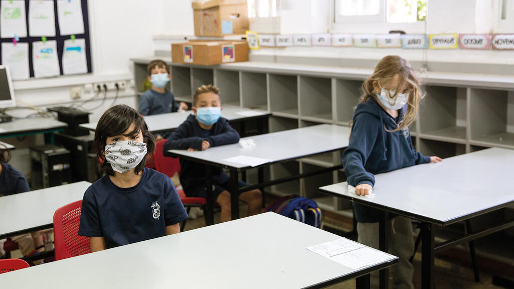 Elementary school student wearing masks in class in a Jerusalem school before the month-long lockdown imposed for a second time (Photo: Alex Kolomoisky) תמונתם של ילדים בכיתה עם מסכות