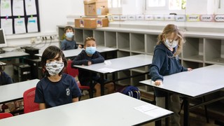 תמונתם של ילדים בכיתה עם מסכות