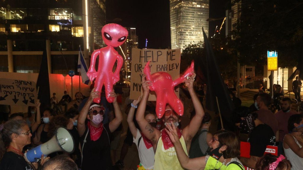 בובות של חייזרים בהפגנה מול ביתו של אמיר אוחנה (צילום: מוטי קמחי ) ההפגנה מול ביתו של אוחנה