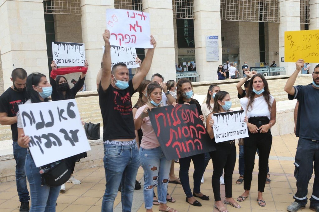 הורים לפעוטות שעברו התעללות (צילום: אבי מועלם) הורים זועמים בהארכת מעצר לסייעות המתעללות מרמלה