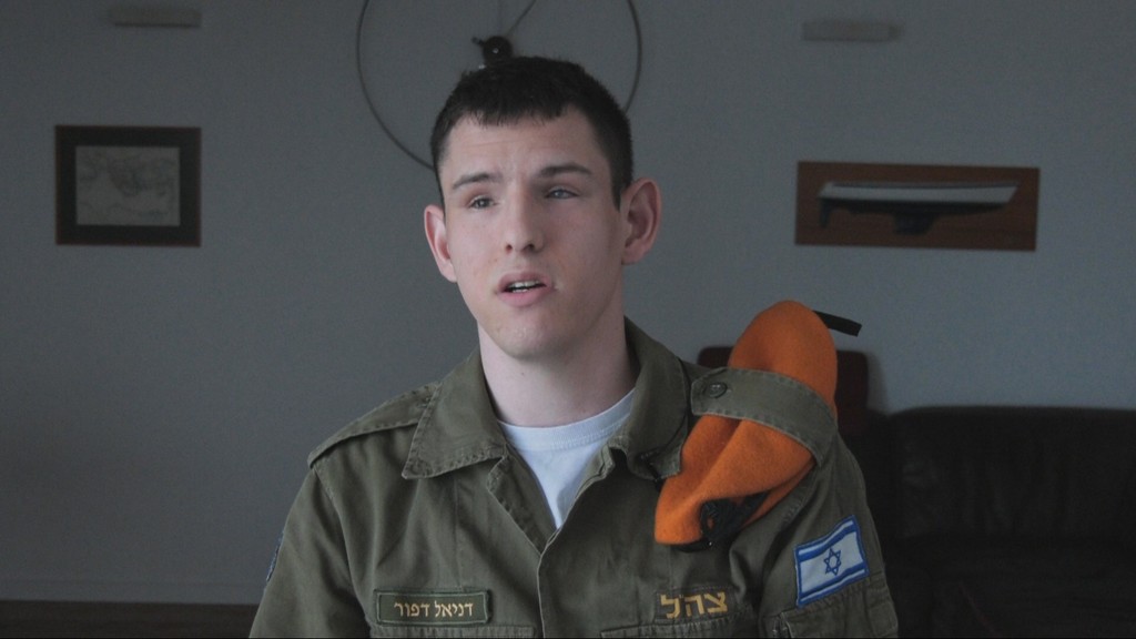 "הגיוס פתח לי דלת אל עולם התעסוקה ואל עולם הבוגרים". דניאל דפור דניאל דפור חייל עיוור