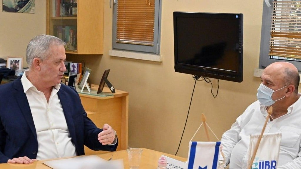 גנץ במכון הביולוגי (צילום: אריאל חרמוני, משרד הביטחון) ביקור בני גנץ במכון הביולוגי