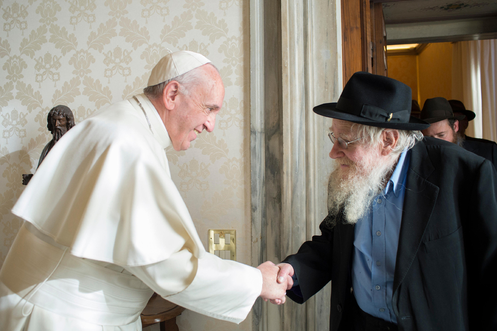 Pope Francis meets with Israeli Chabad Chasidic rabbi Adin Even-Israel Steinsaltz (Photo: AFP) הרב רב עדין שטיינזלץ חתן פרס ישראל פגישה עם אפיפיור פרנציסקוס ותיקן