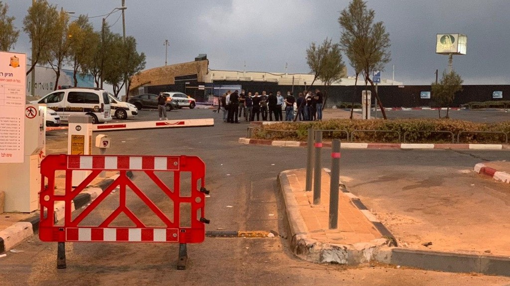 ליד מקום הרצח בחוף ראשון לציון (צילום: אלי סניור) חשד לרצח בראשון לציון