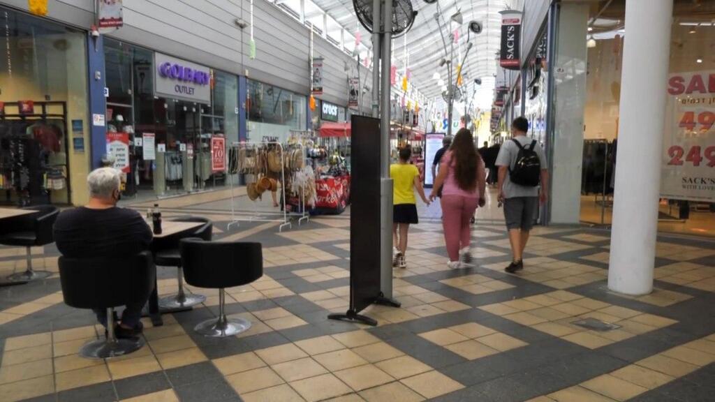 Few shoppers visit a Haifa Mall in August (Photo: Shamir Elbaz) חוצות המפרץ חיפה
