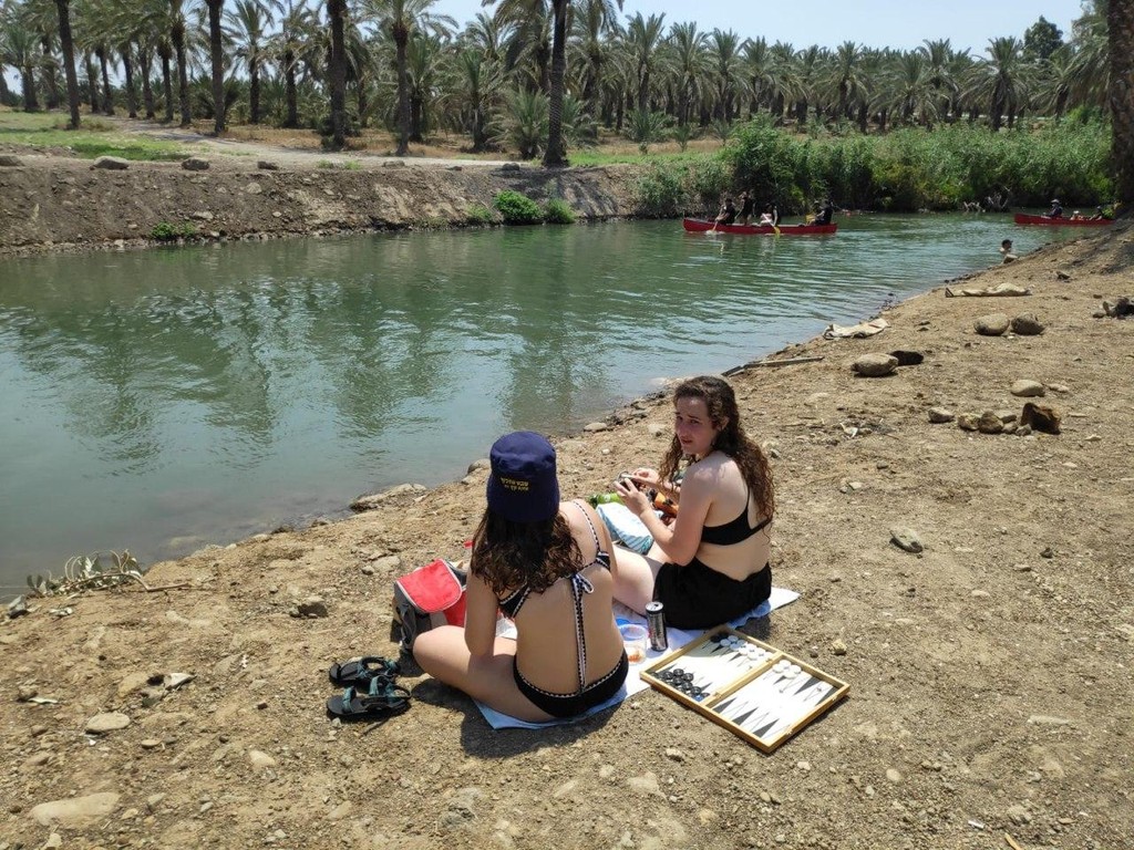 עומס החום במגמת ירידה, גם באזור הכינרת (צילום: טלי בר, מ.א. עמק הירדן, רשות הכינרת) נהנים במורד הירדן