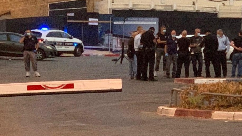 "נדקר בדרך לחניון, רכב נמלט מהמקום". הזירה בראשל"צ (אלי סניור) זירת הדקירה בראשון לציון