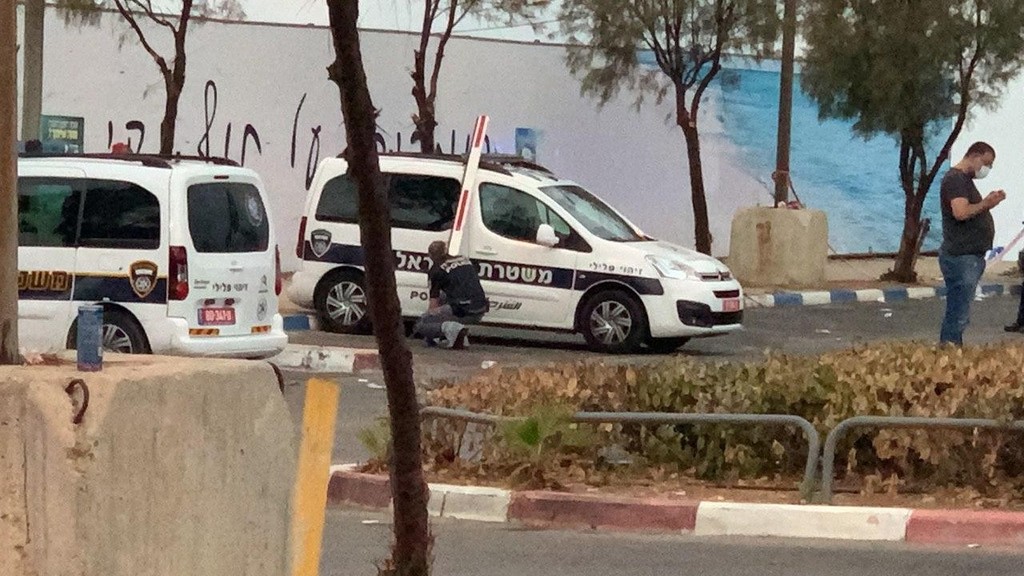 שער חשמלי שנעקר כנראה במהלך הימלטות החשודים (אלי סניור) השער החשמלי שנעקר כנראה במהלך הימלטות חשודים