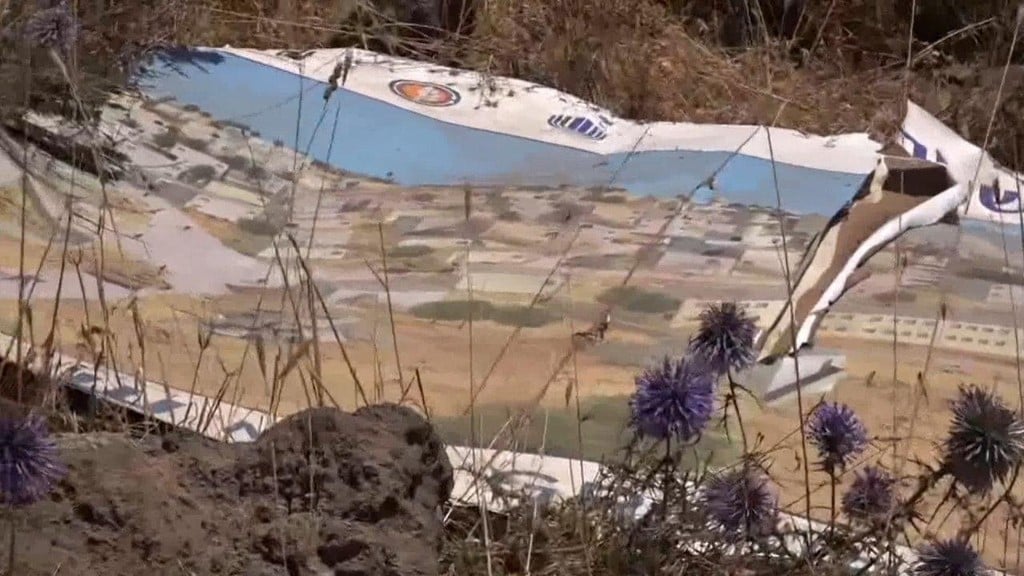 השלט השני שמוטל על הרצפה (צילום: אביהו שפירא, יואב זיתון) בסיס אימונים שניר לא הוקם