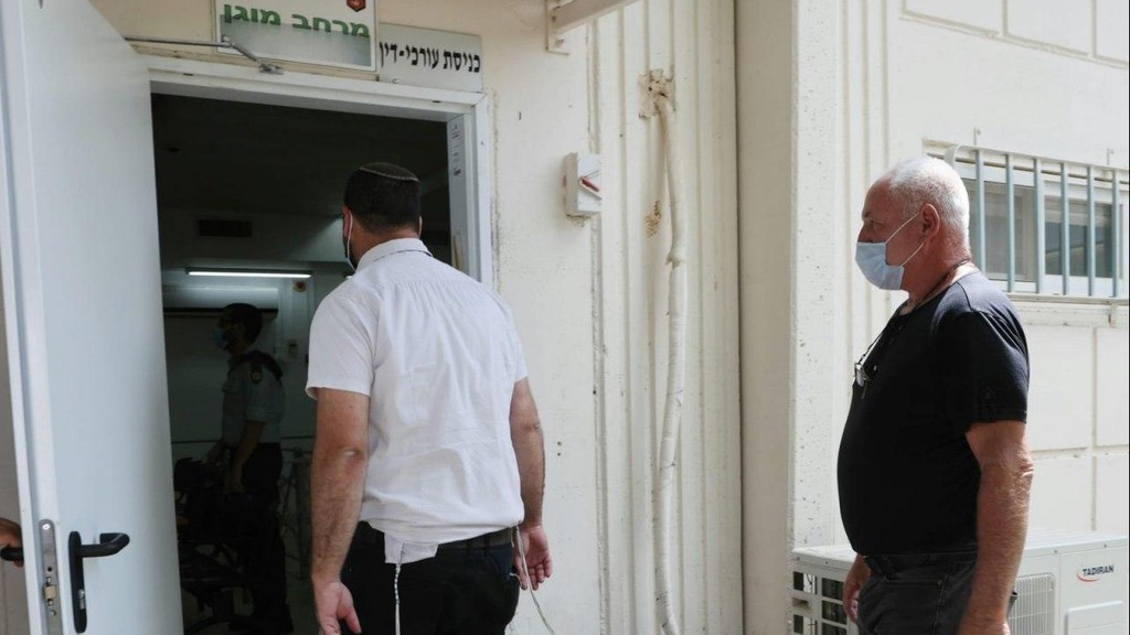 רפי לבנגרונד בכניסה לבית המשפט. "אם הוא ידע על הכל הוא צריך לשלם" (צילום: גיל נחושתן ) רפי לבנגרונד