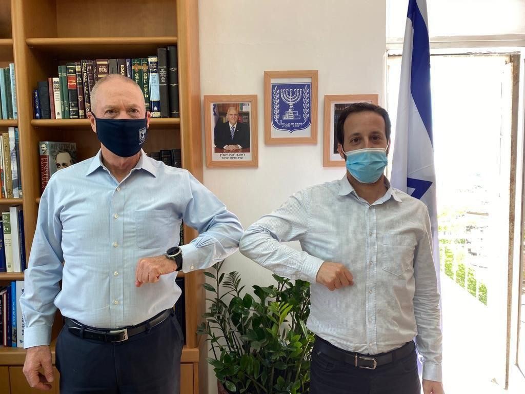יו"ר הוועדה רם שפע ושר החינוך יואב גלנט (צילום: תקשורת שר החינוך) יואב גלאנט ורם שפע
