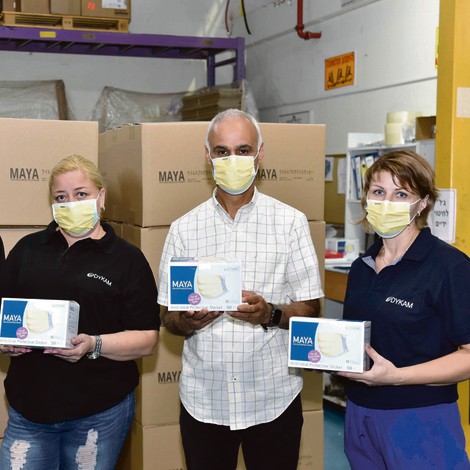 מפעל דיקם שבקיבוץ עין חרוד: ניצלו ממשבר הקורונה בזכות מדבקת מאיה (צילום: שרון צור) מפעל מדבקת מאיה קורונה מסכה