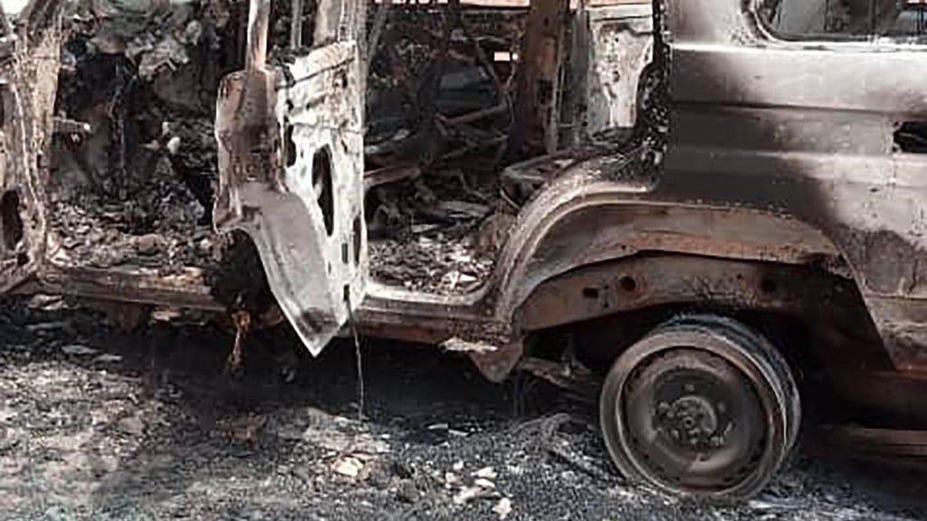 סימני הירי על הרכב (AFP) שישה צרפתי נורו למוות בשמורת טבע בניז'ר