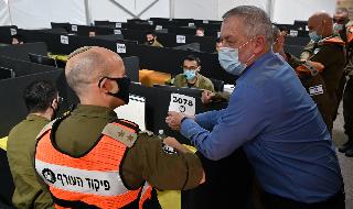 בני גנץ בביקורו בפיקוד העורף