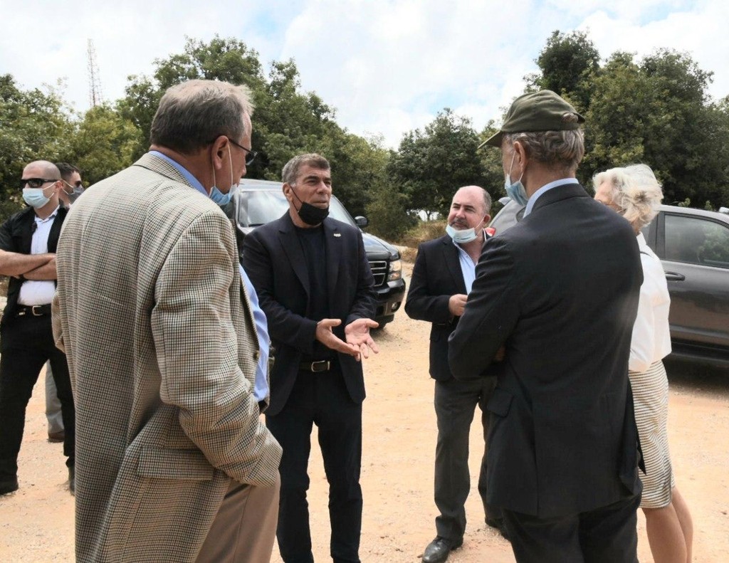 אשכנזי והשגרירים בגבול הצפון (צילום: אביהו שפירא) אשכנזי: בודקים דרכים אפשריות למציאת פתרון לטיסות