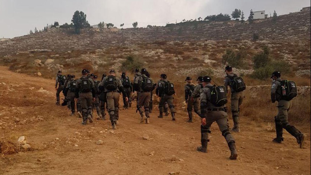 תיישבים רעולי פנים תקפו באבנים ובקבוקי צבע כוחות מג"ב
