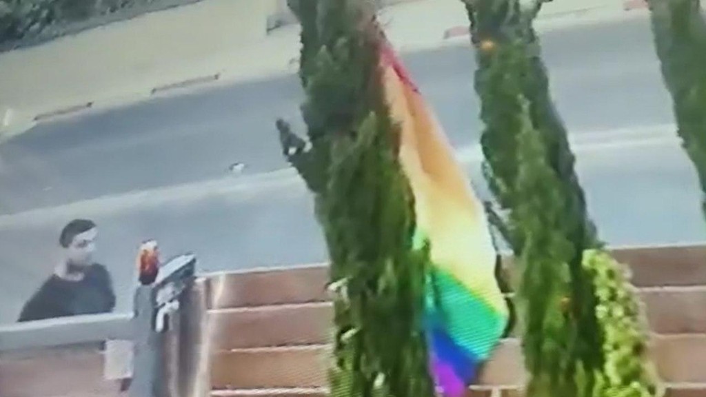 מתוך תיעוד התקרית תליית דגלי גאווה שרחבי רמת גן
