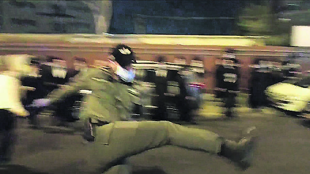 שוטר בהפגנה שתיעד הצלם פרלמוטר (צילום: דוד פרלמוטר) שוטר בהפגנה שתיעד הצלם פרלמוטר