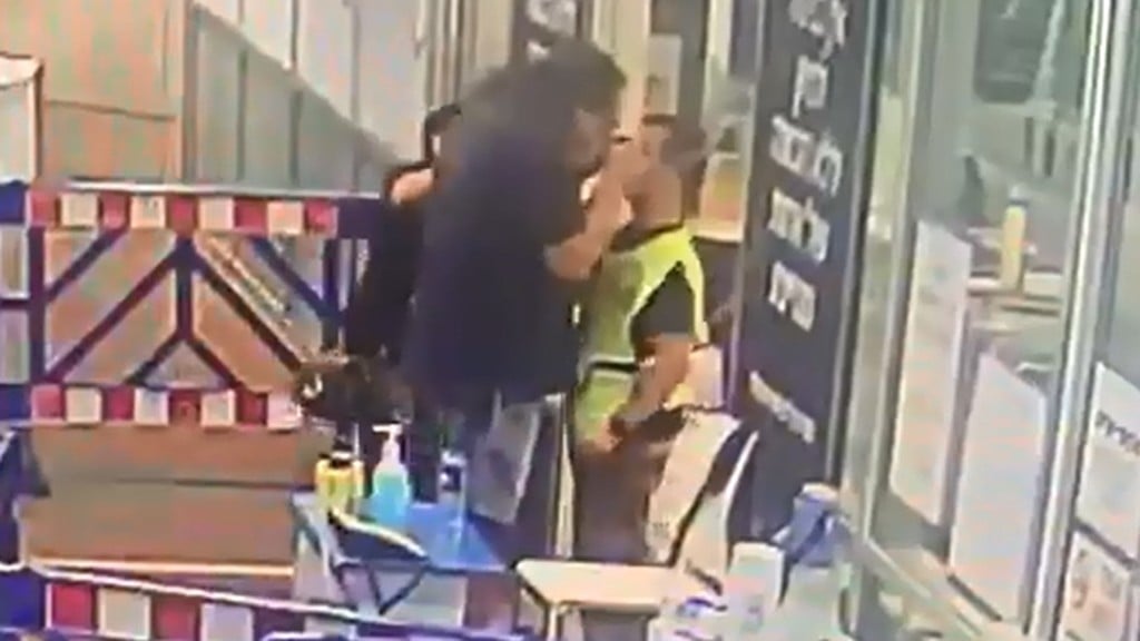 שאול מזרחי והמאבטח בשיבא (צילום מסך) שאול מזרחי והמאבטח בשיבא