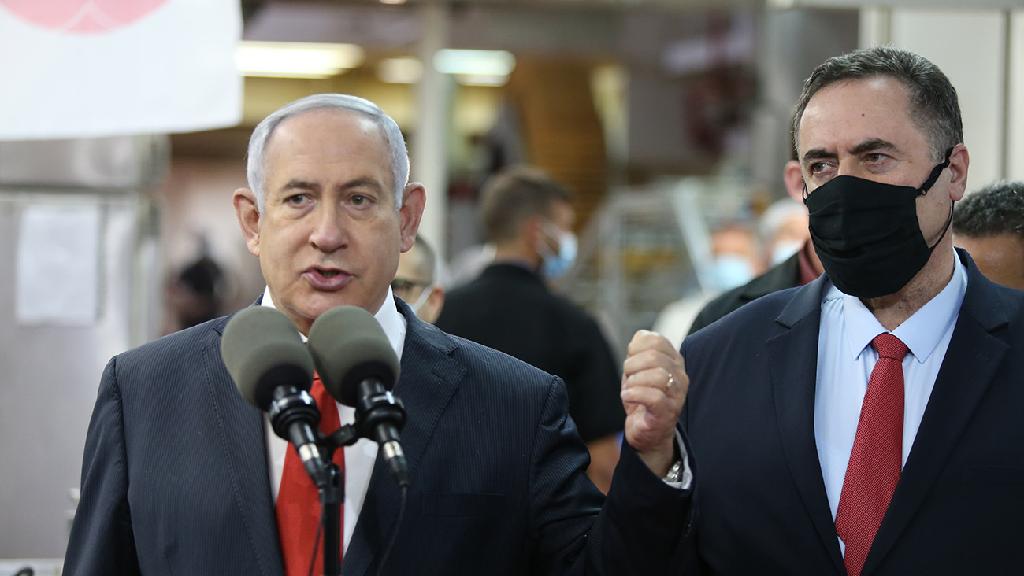 שר האוצר ישראל כץ וראש הממשלה בנימין נתניהו. האם יחזרו על טעויות העבר? (צילום: עמית שאבי) בנימין נתניהו וישראל כץ סיור במפעל גילרו בבית שמש