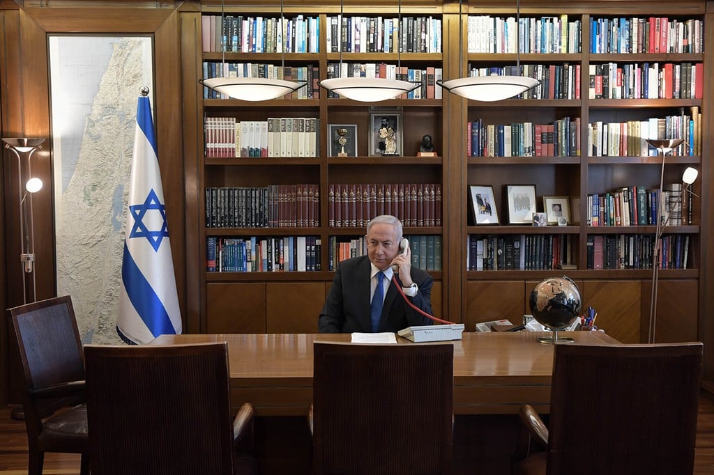 Prime Minister Benjamin Netanyahu speaks on the phone with UAE Crown Prince Mohammed bin Zayed Al Nahyan and U.S. President Donald Trump on the phone
(Photo: GPO) בנימין נתניהו בשיחת עם דונלד טראמפ ועם יורש העצר של איחוד האמירויות השייח מוחמד בן- זיאד