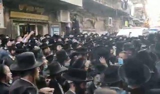 המשטרה מנסה למנוע לוויה במאה שערים