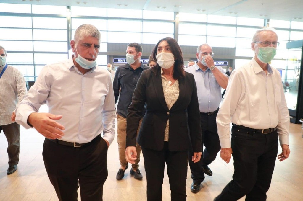 רגב עם בכירי רשות שדות התעופה (צילום: דנה קופל) מירי רגב בנתב"ג