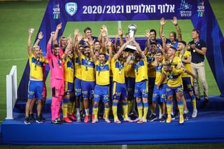 שחקני מכבי מניפים את הגביע