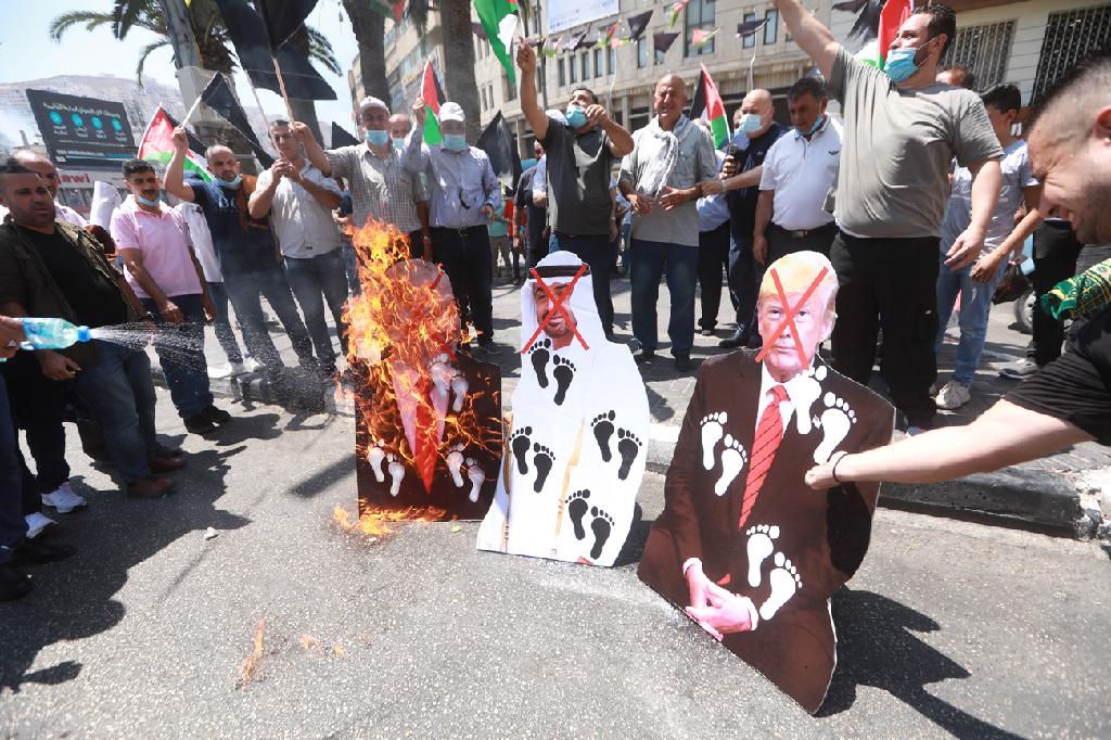 מחאת הפלסטינים נגד הסכם השלום עם איחוד האמירויות בשכם