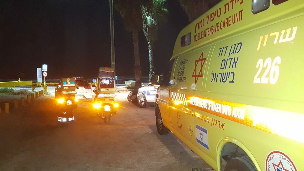 צוות מד"א בחוף סירונית שבנתניה (צילום: תיעוד מבצעי מד"א) גבר טבע בחוף הים סירונית שבנתניה