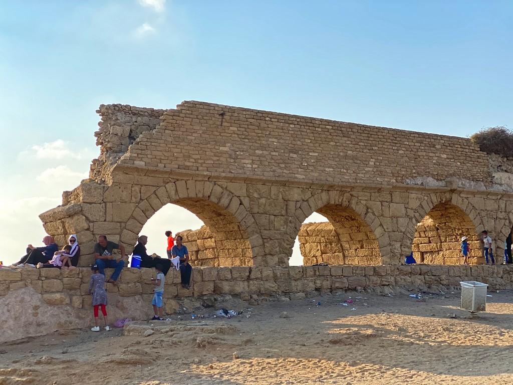 חוף אקוודוקט קיסריה (צילום: גלעד כרמלי) חוף אקוודוקט קיסריה