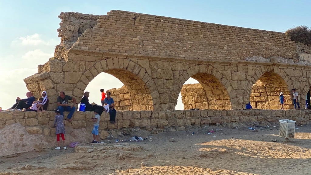 חוף אקוודוקט בקיסריה (צילום: גלעד כרמלי) חוף אקוודוקט קיסריה