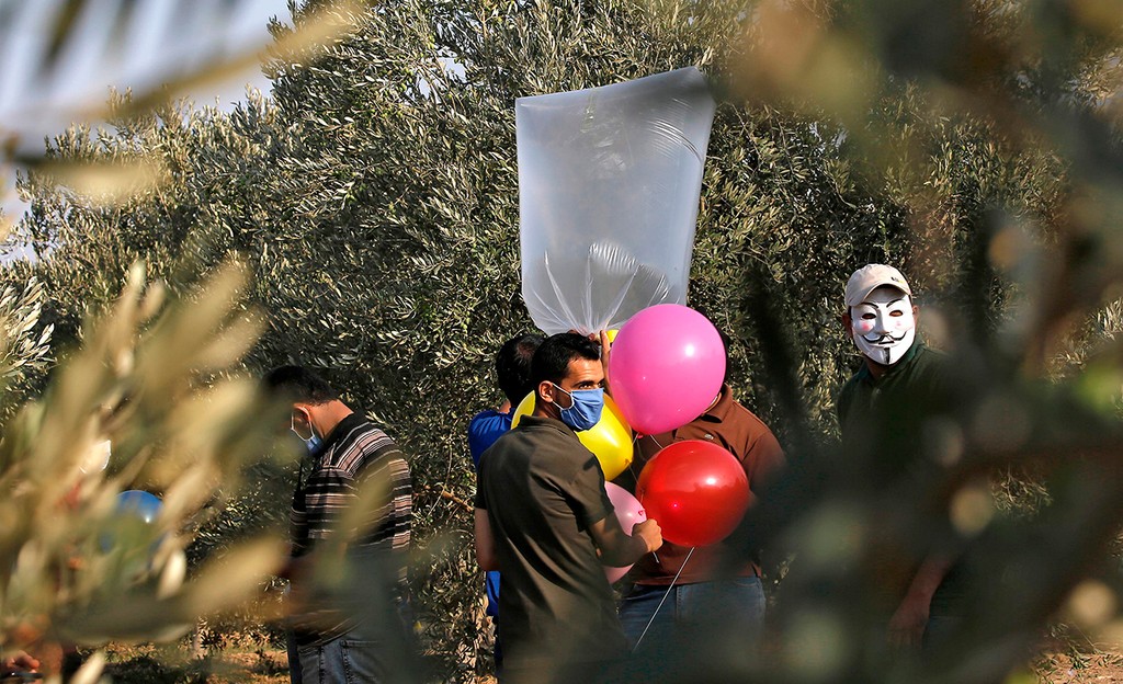 טרור הבלונים נמשך (צילום: AFP) פלסטינים מפריחים בלוני נפץ לעבר ישראל