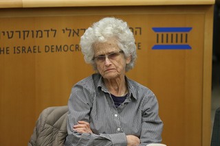 רות גביזון