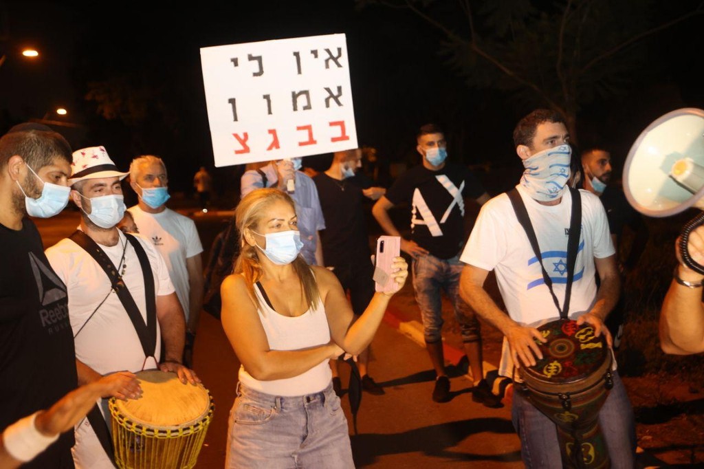 "דורשים צדק לעמית ז"ל"- מחאה מול ביתה של אסתר חיות