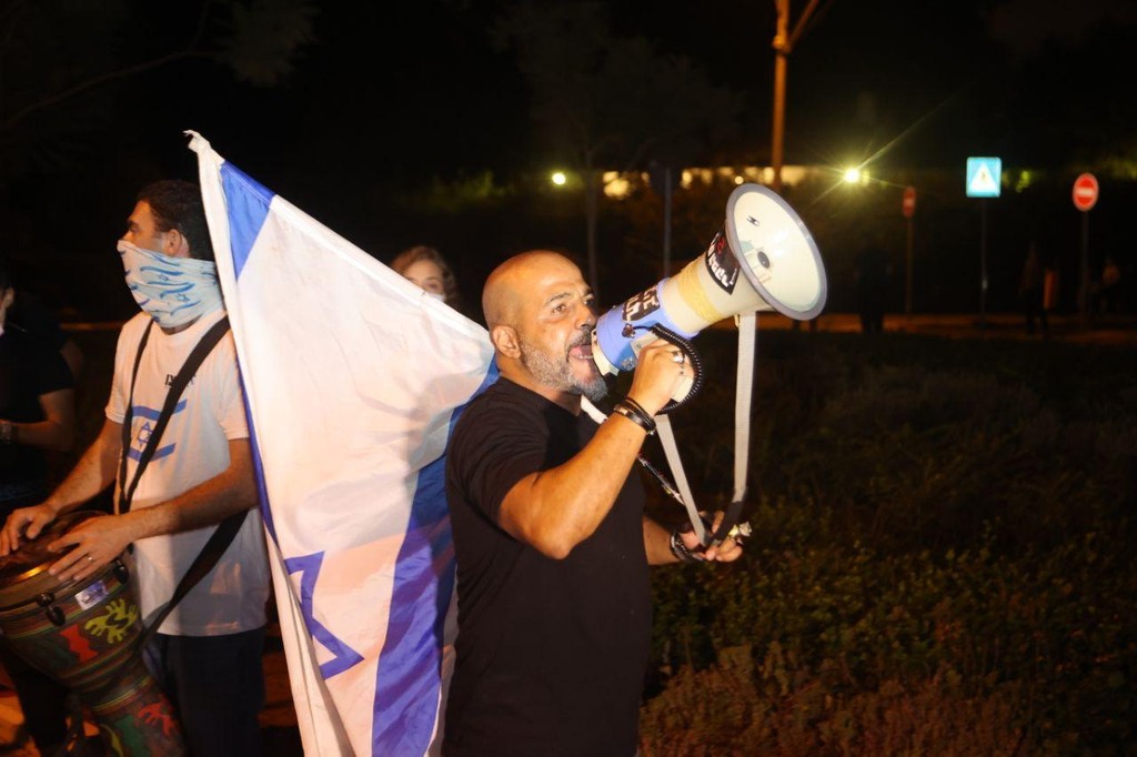 "דורשים צדק לעמית ז"ל"- מחאה מול ביתה של אסתר חיות