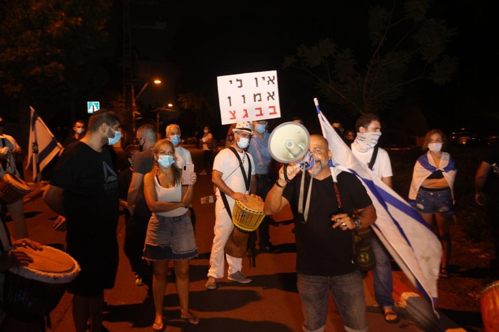 "דורשים צדק לעמית ז"ל"- מחאה מול ביתה של אסתר חיות