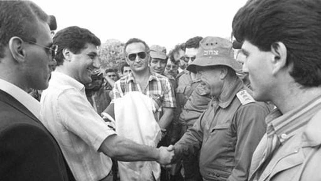 הרמטכ"ל רפאל איתן עם באשיר ג'ומייל (במחנה) רפאל איתן רפול באשיר ג'ומייל לבנון