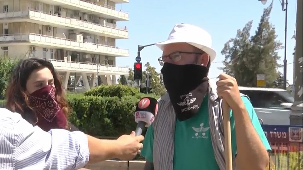 המפגינים שנשארים לנקות אחרי ההפגנות בבלפור: ריאיון עם סשה וניקול
