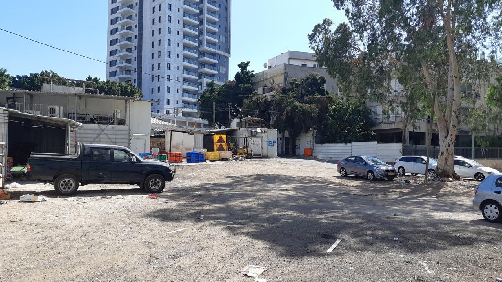 אחד תקף, השני עקב ותקף אחריו. פתח תקווה (צילום: עמית הובר) זירת האונס בפתח תקווה