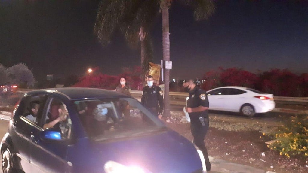 מחסום משטרתי בכניסה לכפר קאסם. צעדי מניעה מחסום משטרתי בכפר קאסם