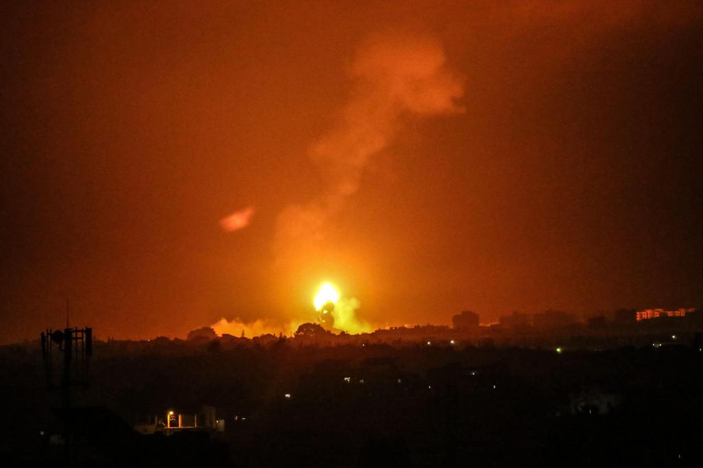 תקיפת צה"ל בעזה, השבוע (צילום: AFP) תיעוד התקיפה בעזה