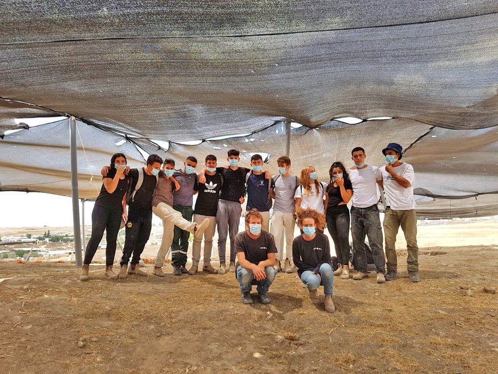 בחפירה השתתפו מאות בני נוער, סטודנטים וחניכי מכינות קדם צבאיות מרהט ומהסביבה. (צילום: אמיל אלג'ם, רשות העתיקות) בחפירה השתתפו מאות בני נוער, סטודנטים וחניכי מכינות קדם צבאיות מרהט ומהסביבה.
