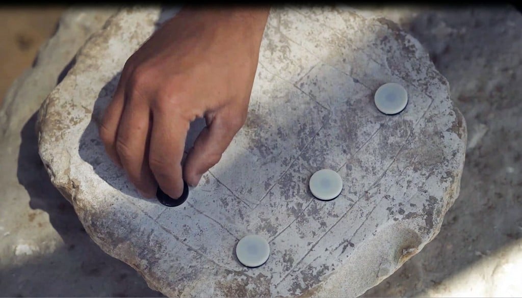 לוח משחק הטחנה (צילום: אמיל אלג'ם, רשות העתיקות) לוח משחק הטחנה
