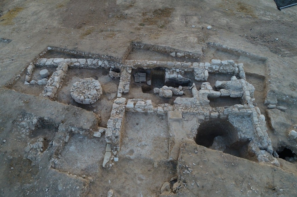 המסבנה הקדומה ביותר בארץ שנחשפה בחפירה (צילום: אמיל אלג'ם, רשות העתיקות) המסבנה הקדומה ביותר בארץ שנחשפה בחפירה