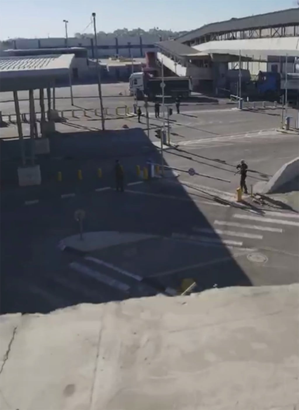 האדם הגיע לכיוון מעבר המכוניות מאבטחים אזרחיים ירו לעבר בחור חשוד במעבר קלנדיה