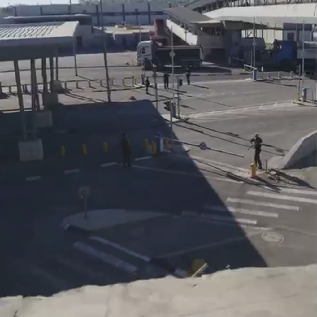 מעבר קלנדיה, הבוקר מאבטחים אזרחיים ירו לעבר בחור חשוד במעבר קלנדיה