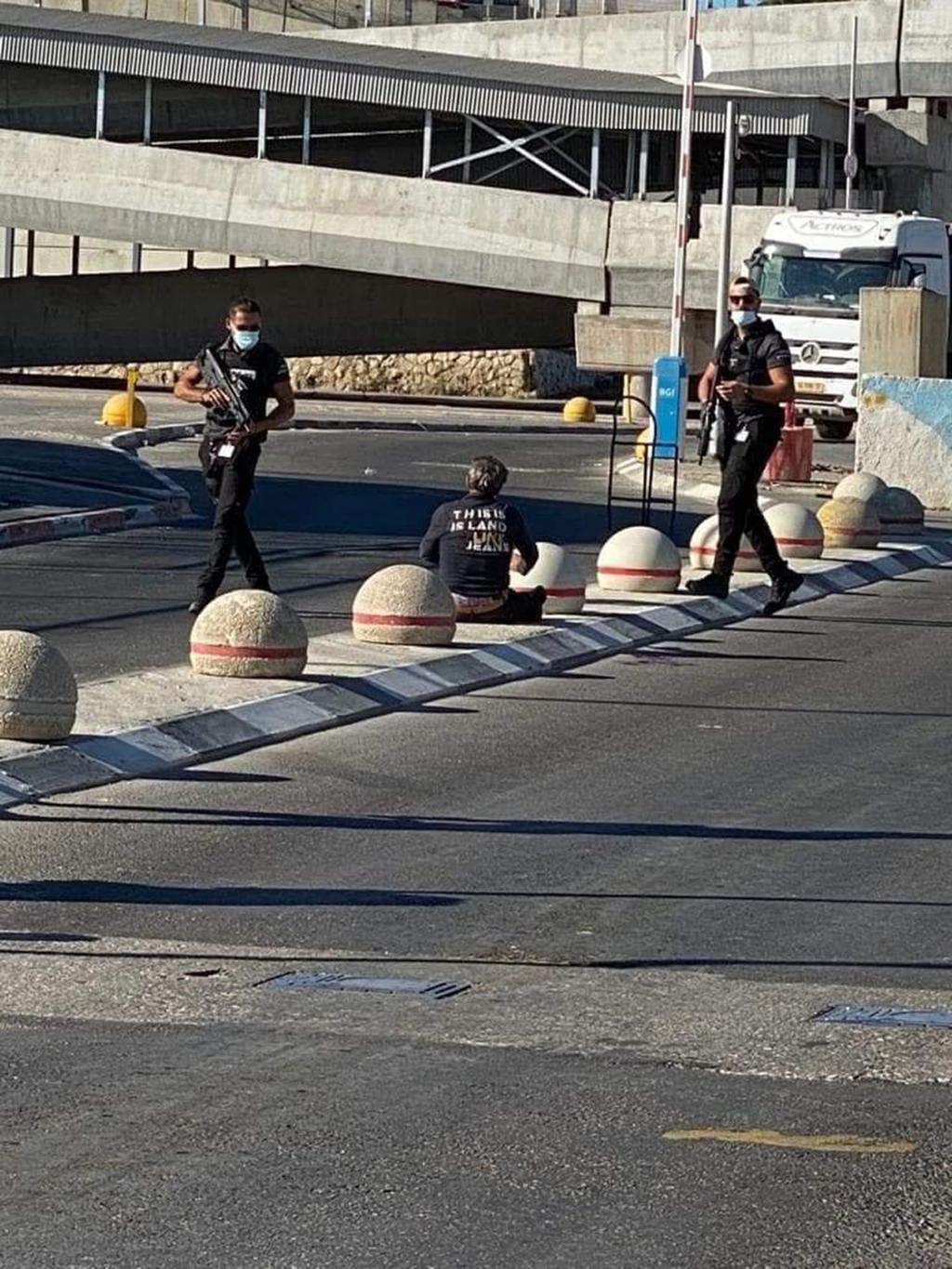 מאבטחים אזרחיים ירו לעבר בחור חשוד במעבר קלנדיה